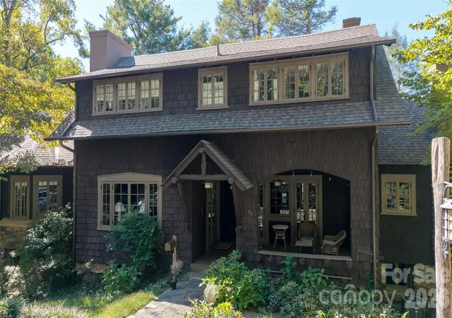 Photo 1 of Single family home for sale at 40 Canterbury Rd N, Asheville, NC 28801 | MLS# 4437245 | Listing updated on 2026-10-29
