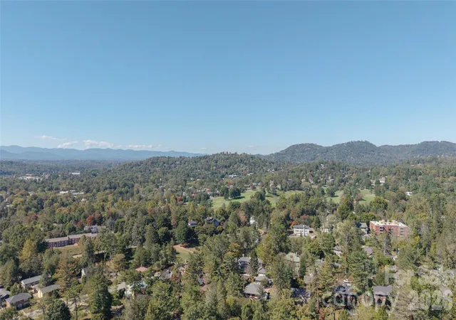 Photo 4 of Single family home for sale at 40 Canterbury Rd N, Asheville, NC 28801 | MLS# 4437245 | Listing updated on 2026-10-29