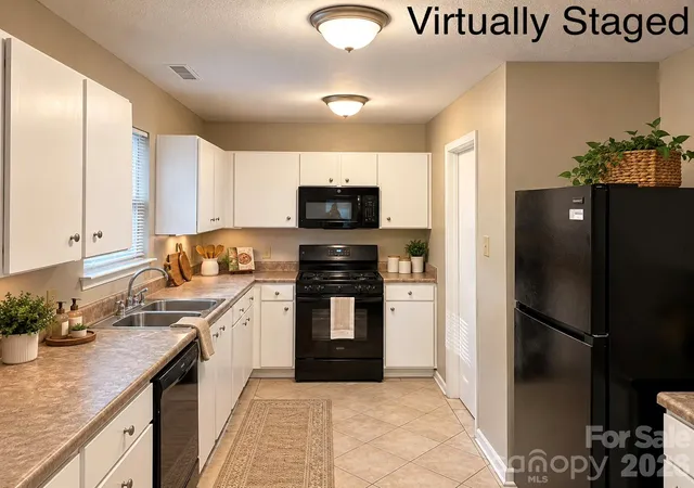Photo 4 of Single family home for sale at 1620 Lynford Dr, Charlotte, NC 28215 | MLS# 4437273 | Listing updated on 2026-10-29