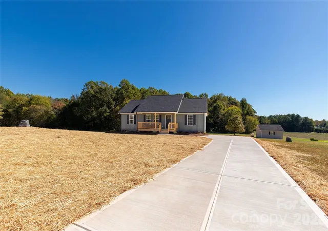 Photo 3 of Single family home for sale at 201 Springlake Rd, York, SC 29745 | MLS# 4437296 | Listing updated on 2026-10-24