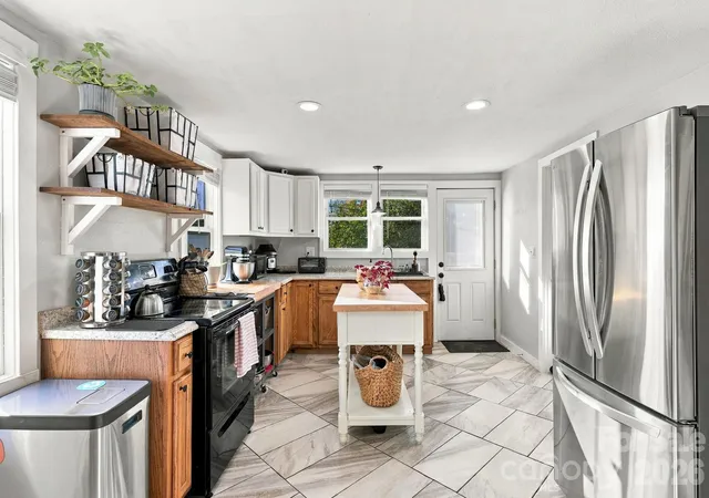 Photo 1 of Single family home for sale at 938 N Main St, Canton, NC 28716 | MLS# 4437360 | Listing updated on 2026-10-29