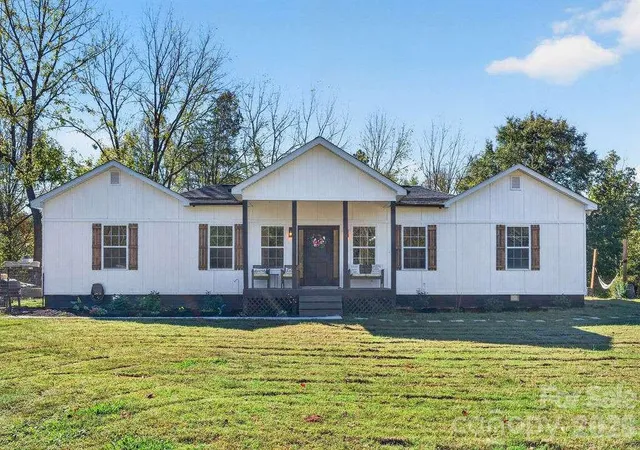 Photo 1 of Single family home for sale at 1347 Crossland Rd, Clover, SC 29710 | MLS# 4437399 | Listing updated on 2026-10-24