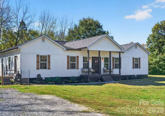 Photo 1 of Single family home for sale at 1347 Crossland Rd, Clover, SC 29710 | MLS# 4437399 | Listing updated on 2026-10-24