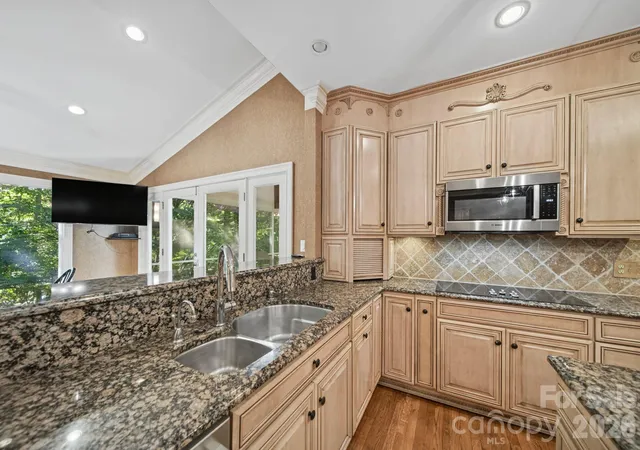 Photo 4 of Single family home for sale at 6 Thornwood Ct, Clover, SC 29710 | MLS# 4437428 | Listing updated on 2026-10-27