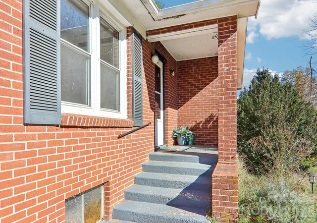Photo 2 of Multi family home for sale at 88 Nesbitt St, Waynesville, NC 28786 | MLS# 4437433 | Listing updated on 2026-10-28