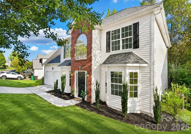 Photo 1 of Single family home for sale at 5102 Eagle Crk Dr, Charlotte, NC 28269 | MLS# 4437464 | Listing updated on 2026-10-30