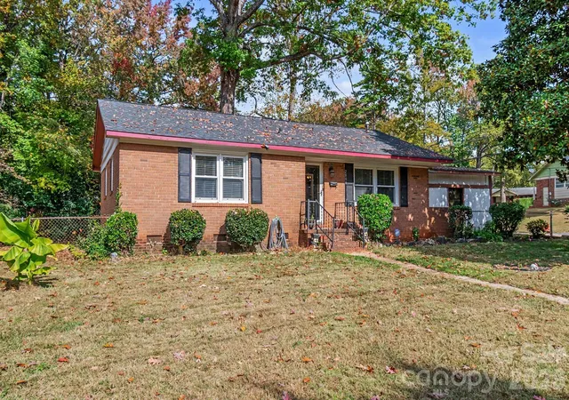 Photo 1 of Single family home for sale at 2800 Parkmont Dr, Charlotte, NC 28208 | MLS# 4437486 | Listing updated on 2026-10-30