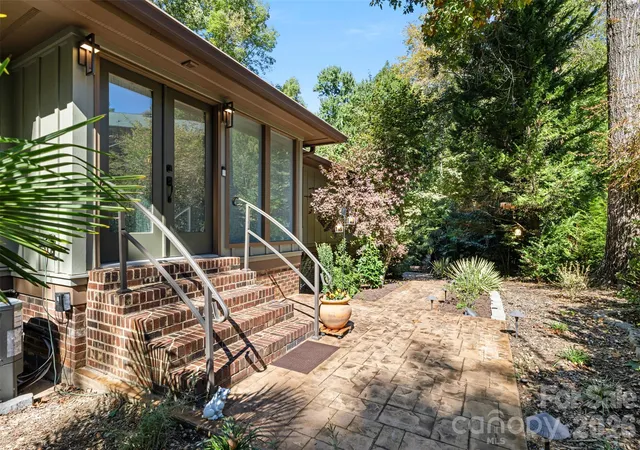 Photo 2 of Single family home for sale at 4 Thornwood Ln, Clover, SC 29710 | MLS# 4437501 | Listing updated on 2026-10-24