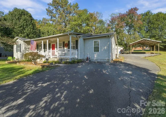 Photo 2 of Single family home for sale at 1295 Creekwood Dr, Morganton, NC 28655 | MLS# 4437508 | Listing updated on 2026-10-27