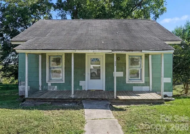 Photo 1 of Single family home for sale at 11 Circle St, Great Falls, SC 29055 | MLS# 4437572 | Listing updated on 2026-10-28