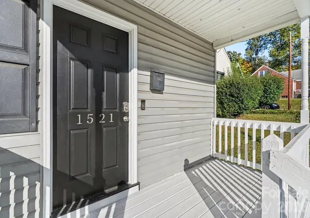 Photo 3 of Single family home for sale at 1521 Sumter Ave, Charlotte, NC 28208 | MLS# 4437610 | Listing updated on 2026-10-28