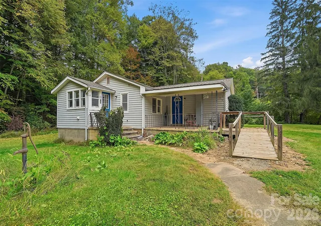 Photo 1 of Single family home for sale at 1015 Mundy Fld Rd, Canton, NC 28716 | MLS# 4437612 | Listing updated on 2026-10-28