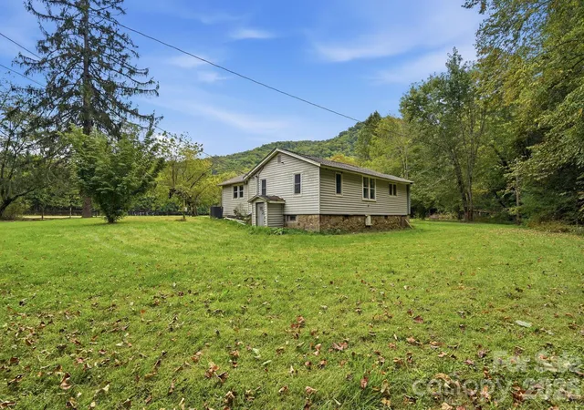Photo 2 of Single family home for sale at 1015 Mundy Fld Rd, Canton, NC 28716 | MLS# 4437612 | Listing updated on 2026-10-28