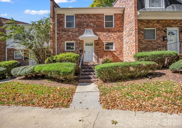 Listing Photo 2 - Condo for sale in building located at 1409 Kensington Rd, Hendersonville, NC 28791 - Unit #B-3