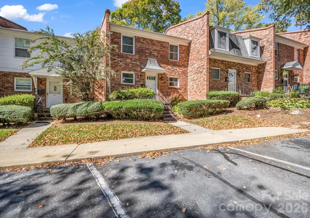 Listing Photo 4 - Condo for sale in building located at 1409 Kensington Rd, Hendersonville, NC 28791 - Unit #B-3