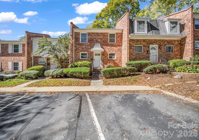 Listing Photo 5 - Condo for sale in building located at 1409 Kensington Rd, Hendersonville, NC 28791 - Unit #B-3