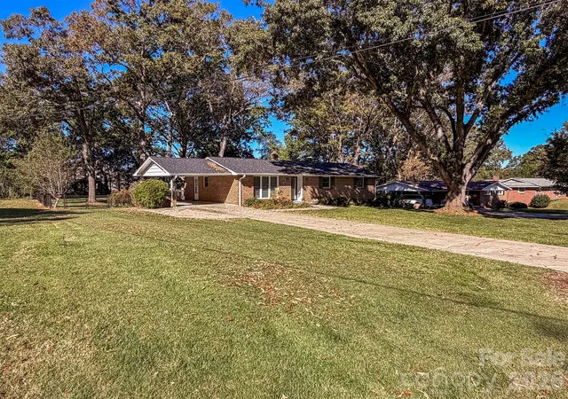 Photo 2 of Single family home for sale at 3211 7th Street Dr NE, Hickory, NC 28601 | MLS# 4437627 | Listing updated on 2026-10-26