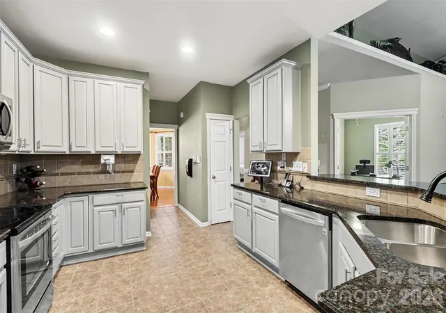 Photo 4 of Single family home for sale at 6332 Colonial Garden Dr, Huntersville, NC 28078 | MLS# 4437708 | Listing updated on 2026-10-29