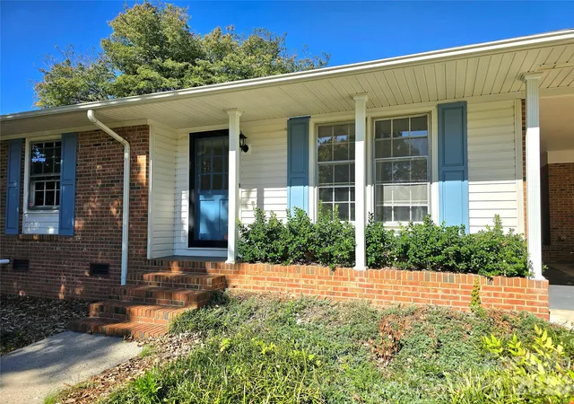 Photo 2 of Single family home for sale at 112 Wendover Dr, Lincolnton, NC 28092 | MLS# 4437712 | Listing updated on 2026-10-25