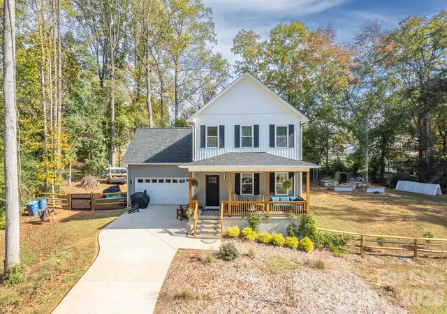 Single family home for sale at 4541 Kings Ct, Hickory, NC 28602 | MLS# 4437729