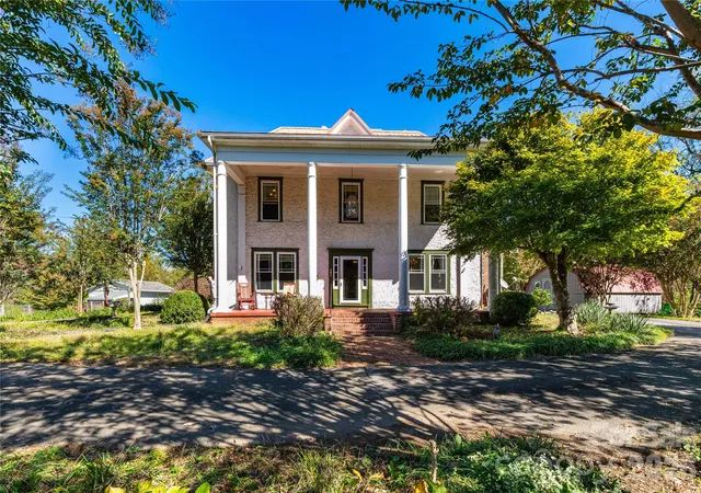 Photo 1 of Single family home for sale at 10 Best Life Ln, Brevard, NC 28712 | MLS# 4437749 | Listing updated on 2026-10-27
