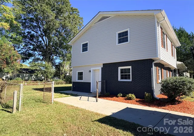 Photo 3 of Single family home for sale at 9926 Rockmeadow Dr, Charlotte, NC 28216 | MLS# 4437756 | Listing updated on 2026-10-27