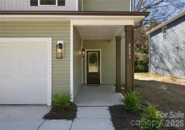 Photo 2 of Single family home for sale at 2207 W 7th Avenue, Gastonia, NC 28052 | MLS# 4437775 | Listing updated on 2026-10-26