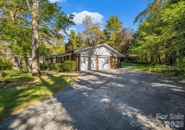 Photo 3 of Single family home for sale at 2630 Seminole Dr, Hendersonville, NC 28791 | MLS# 4437777 | Listing updated on 2026-10-27