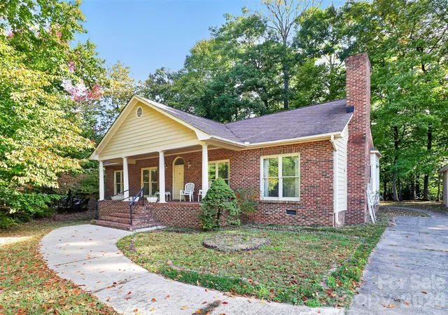 Photo 1 of Single family home for sale at 2625 Toddville Rd, Charlotte, NC 28214 | MLS# 4437796 | Listing updated on 2026-10-29