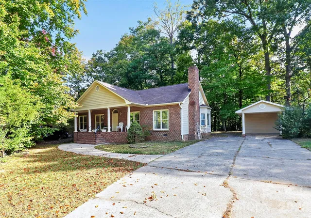 Photo 2 of Single family home for sale at 2625 Toddville Rd, Charlotte, NC 28214 | MLS# 4437796 | Listing updated on 2026-10-29
