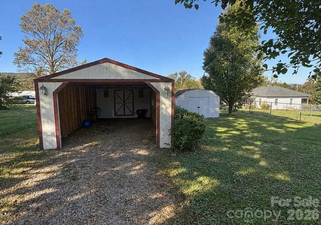 Photo 4 of Single family home for sale at 808 Faet St SW, Valdese, NC 28690 | MLS# 4437817 | Listing updated on 2026-10-28