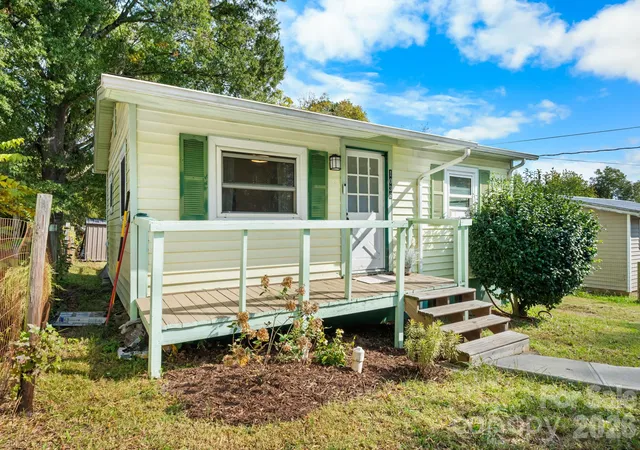 Photo 1 of Single family home for sale at 1036 19th Street, Hickory, NC 28601 | MLS# 4437819 | Listing updated on 2026-10-30