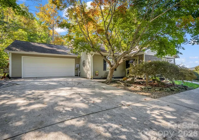 Photo 2 of Single family home for sale at 178 Hilltop View Dr, Fletcher, NC 28732 | MLS# 4437852 | Listing updated on 2026-10-29
