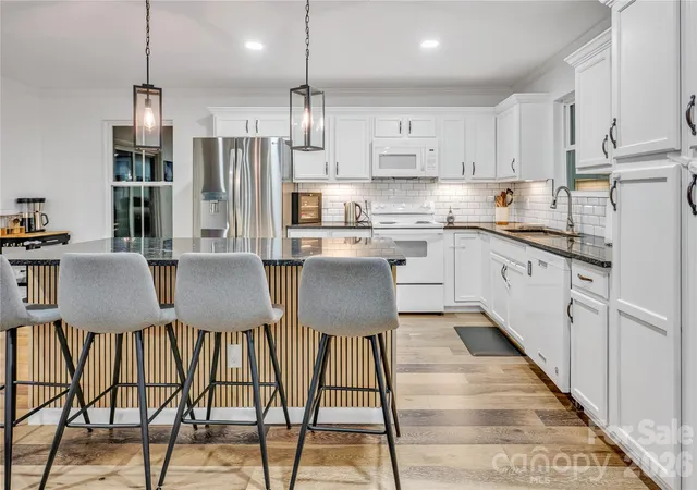 Photo 2 of Single family home for sale at 6419 Saddlewood Dr, Waxhaw, NC 28173 | MLS# 4437874 | Listing updated on 2026-10-28