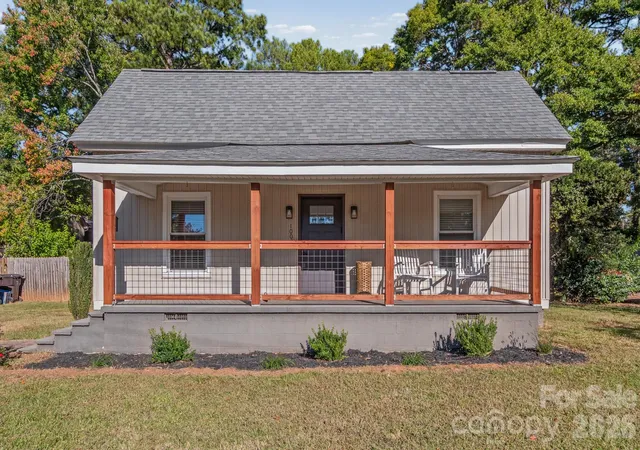 Photo 3 of Single family home for sale at 1003 Hull St, Rock Hill, SC 29730 | MLS# 4438041 | Listing updated on 2026-10-30