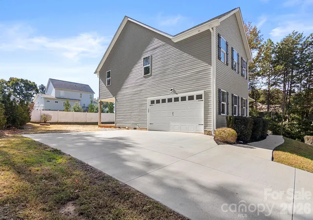 Photo 2 of Single family home for sale at 6724 Stoneglen Dr, Denver, NC 28037 | MLS# 4438044 | Listing updated on 2026-10-29