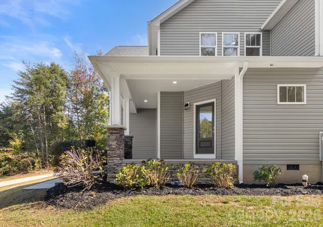 Photo 3 of Single family home for sale at 6724 Stoneglen Dr, Denver, NC 28037 | MLS# 4438044 | Listing updated on 2026-10-29