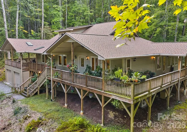 Photo 1 of Single family home for sale at 121 Red Oak Ln, Brevard, NC 28712 | MLS# 4438063 | Listing updated on 2026-10-29