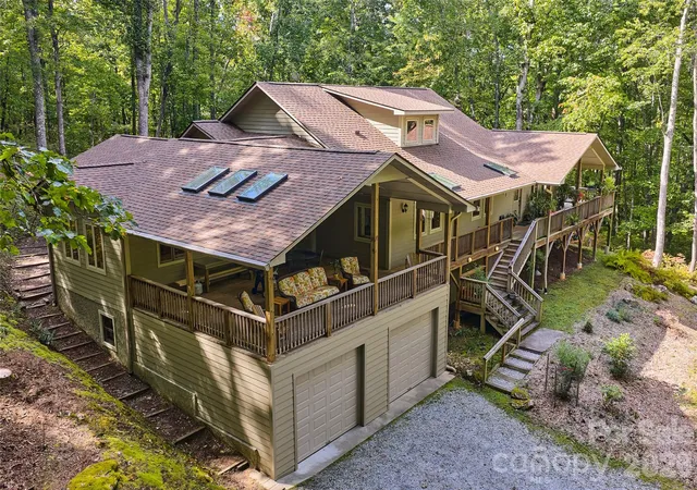 Photo 2 of Single family home for sale at 121 Red Oak Ln, Brevard, NC 28712 | MLS# 4438063 | Listing updated on 2026-10-29