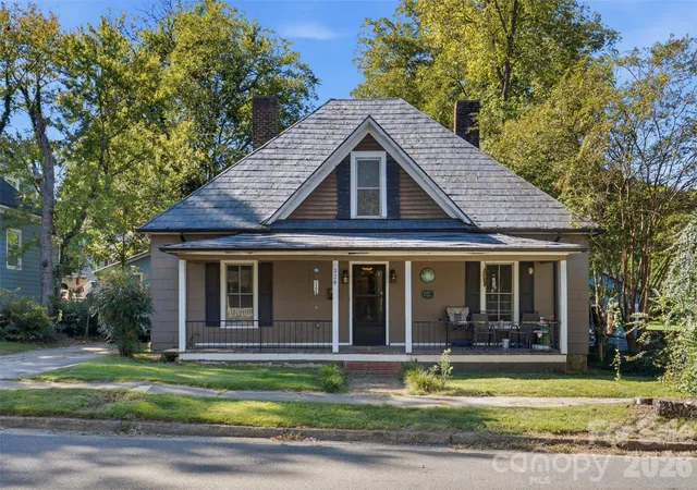 Photo 1 of Single family home for sale at 328 S Race St, Statesville, NC 28677 | MLS# 4438065 | Listing updated on 2026-10-28