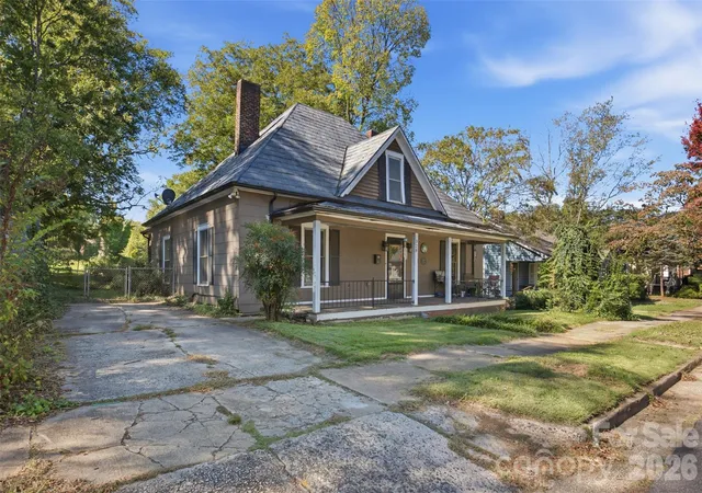 Photo 1 of Single family home for sale at 328 S Race St, Statesville, NC 28677 | MLS# 4438065 | Listing updated on 2026-10-28