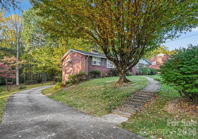 Photo 2 of Single family home for sale at 604 12th Street NE, Hickory, NC 28601 | MLS# 4438068 | Listing updated on 2026-10-30