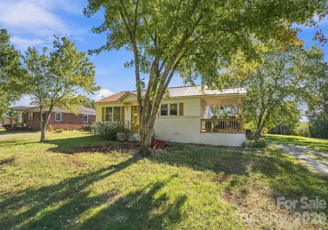 Single family home for sale at 1612 Hawfield Rd, Charlotte, NC 28214 | MLS# 4438082