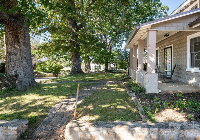 Photo 4 of Single family home for sale at 141 Reed St, Asheville, NC 28803 | MLS# 4438096 | Listing updated on 2026-10-29