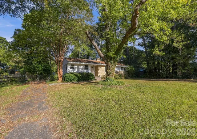 Photo 1 of Single family home for sale at 1427 Westbrook Cir, Gastonia, NC 28052 | MLS# 4438128 | Listing updated on 2026-10-29