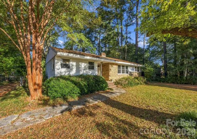 Photo 2 of Single family home for sale at 1427 Westbrook Cir, Gastonia, NC 28052 | MLS# 4438128 | Listing updated on 2026-10-29