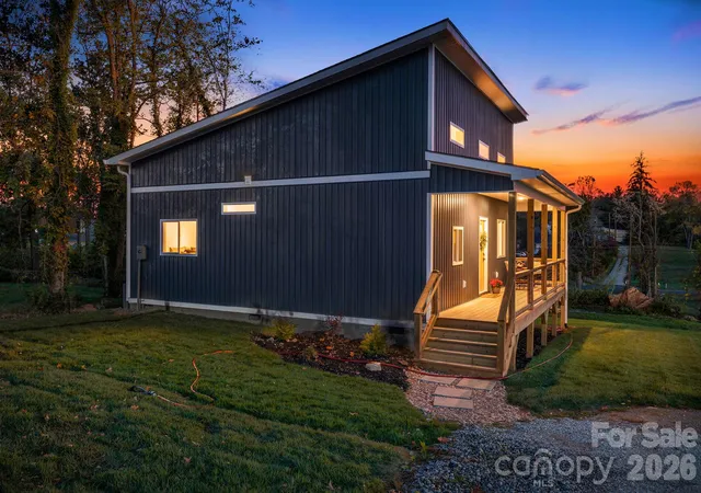 Photo 2 of Single family home for sale at 118 Vance St, Hendersonville, NC 28739 | MLS# 4438131 | Listing updated on 2026-10-28