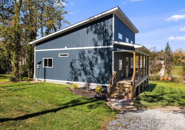 Photo 3 of Single family home for sale at 118 Vance St, Hendersonville, NC 28739 | MLS# 4438131 | Listing updated on 2026-10-28