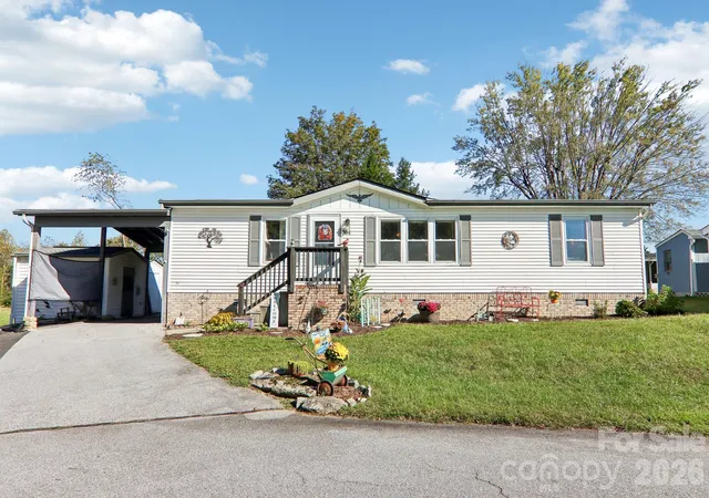 Single family home for sale at 304 Meadowbrook Ct, Hendersonville, NC 28792 | MLS# 4438153