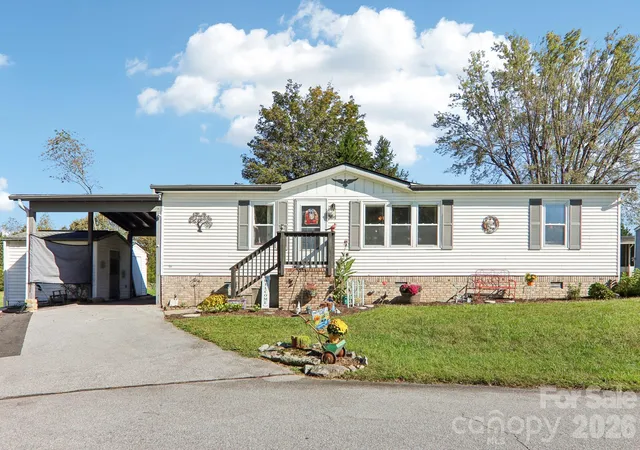 Photo 1 of Single family home for sale at 304 Meadowbrook Ct, Hendersonville, NC 28792 | MLS# 4438153 | Listing updated on 2026-10-28